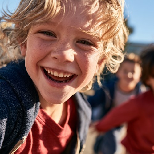 Educatore che aiuta una bambina