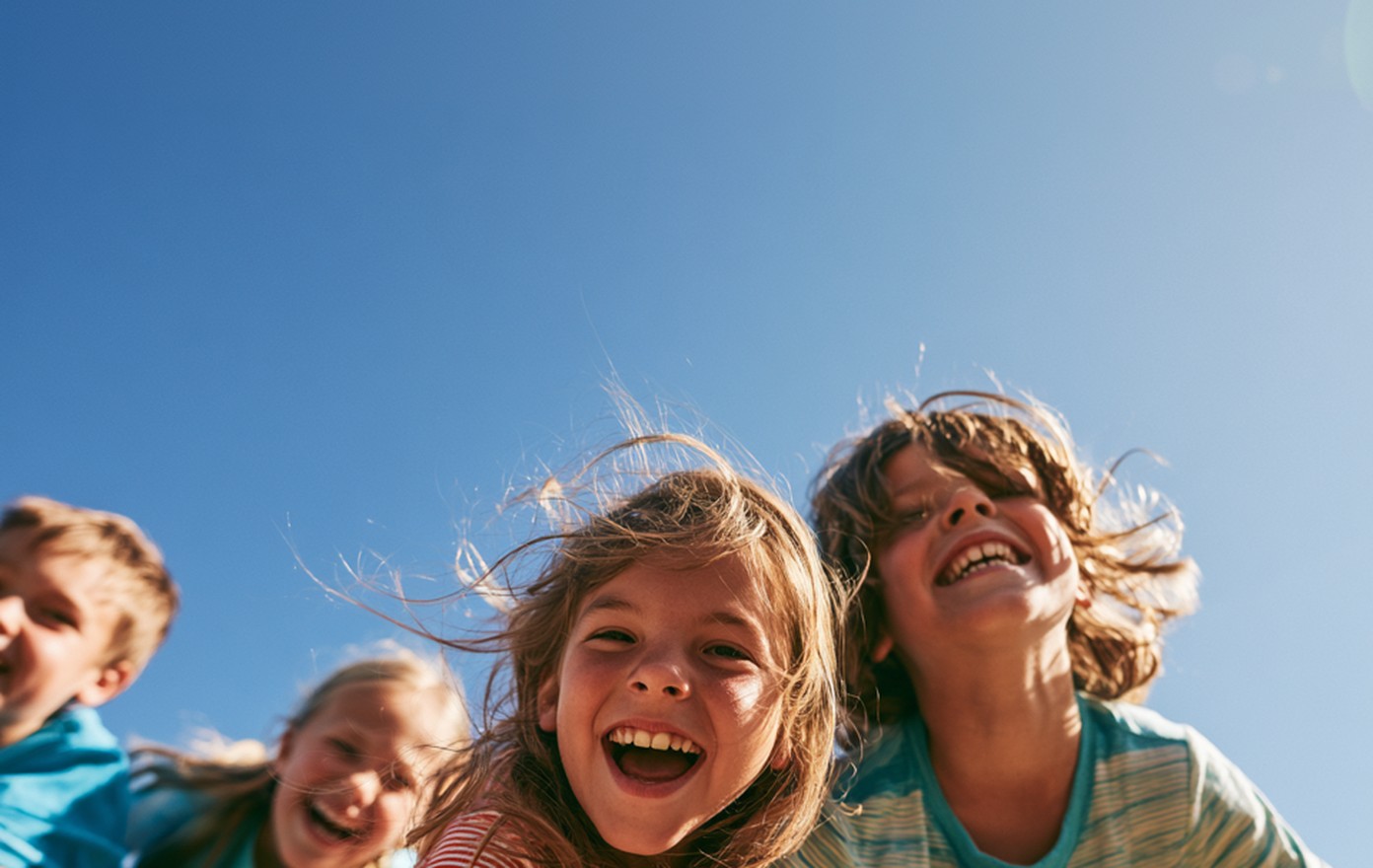 Bambini che giocano insieme in cortile