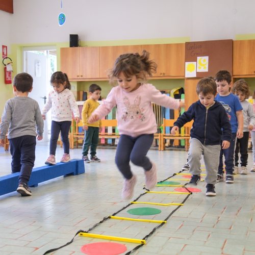 Bambini durante la psicomotricità