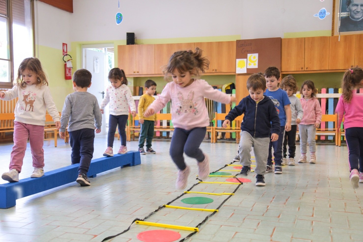 Bambini dell’infanzia durante la psicomotricità con la scaletta