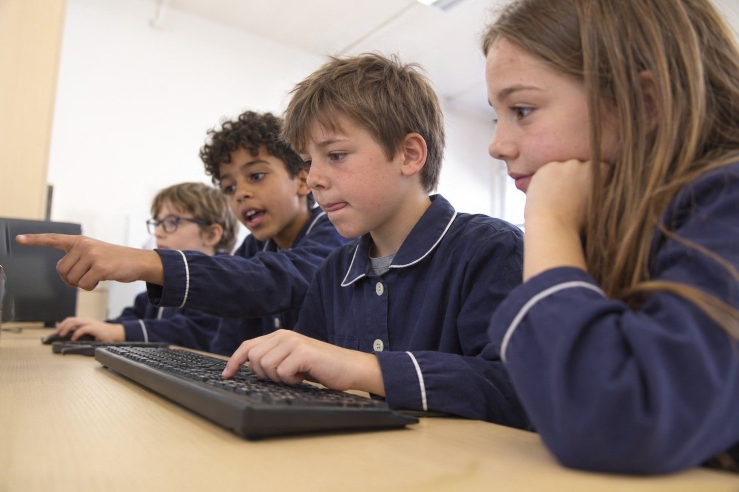 Bambini della primaria al computer